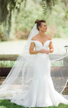Load image into Gallery viewer, Essense of Australia &#39;D2477&#39; wedding dress size-00 PREOWNED
