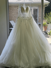 Load image into Gallery viewer, Allure &#39;9565&#39; wedding dress size-10 SAMPLE
