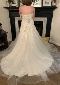 David's Bridal 'V3469' wedding dress size-08 NEW