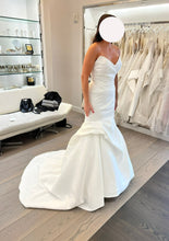 Load image into Gallery viewer, Allison Webb &#39;Carson&#39; wedding dress size-04 NEW
