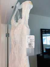 Load image into Gallery viewer, Oleg Cassini &#39;CWG533&#39; wedding dress size-02 NEW
