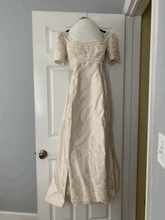 Load image into Gallery viewer, Christos &#39;unknown&#39; wedding dress size-02 PREOWNED
