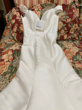 Load image into Gallery viewer, Essense of Australia &#39;d2477&#39; wedding dress size-08 NEW
