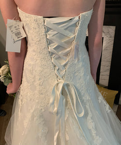 David's Bridal 'V3469' wedding dress size-08 NEW