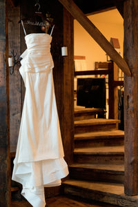 Oscar de la Renta 'Caroline' size 4 used wedding dress front view on hanger