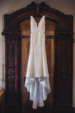 Load image into Gallery viewer, Vera Wang &#39;Emilie&#39; wedding dress size-04 PREOWNED
