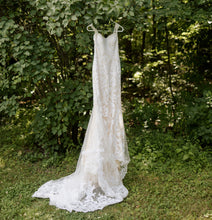 Load image into Gallery viewer, BHLDN &#39;Leigh&#39; wedding dress size-04 PREOWNED

