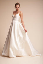 Load image into Gallery viewer, Wtoo &#39;Opaline&#39; size 6 used wedding dress front view on model
