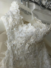 Load image into Gallery viewer, Pronovias &#39;Barcelona&#39; size 6 used wedding dress front view of bodice
