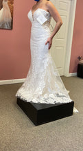 Load image into Gallery viewer, Ashworth &#39;Aster&#39; wedding dress size-06 NEW

