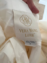 Load image into Gallery viewer, Vera Wang &#39;Unknown&#39; wedding dress size-06 PREOWNED
