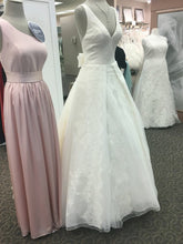 Load image into Gallery viewer, Vera Wang White &#39;Pleated V-Neck&#39; size 10 new wedding dress front view on mannequin
