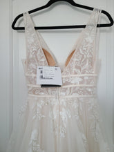 Load image into Gallery viewer, Maggie Sottero &#39;9RT827&#39; wedding dress size-06 NEW
