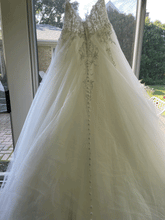 Load image into Gallery viewer, Allure &#39;9565&#39; wedding dress size-10 SAMPLE
