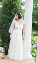 Load image into Gallery viewer, Rebecca Schoneveld &#39;Julie&#39; size 8 used wedding dress front view on bride
