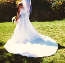 Load image into Gallery viewer, Monique Lhuillier &#39;Sophisticated&#39; size 6 used wedding dress back view on bride
