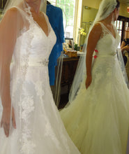 Load image into Gallery viewer, Pronovias &#39;Lauris &#39; wedding dress size-06 PREOWNED

