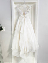 Load image into Gallery viewer, Ines Di Santo &#39;Aria/11950X&#39; wedding dress size-04 PREOWNED
