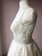 Load image into Gallery viewer, Mon Cherie &#39;Laine Berry&#39; size 4 new wedding dress side view on mannequin
