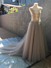 Load image into Gallery viewer, Creature of Habit &#39;Custom Tulle&#39; size 6 new wedding dress front view on mannequin
