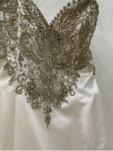 Load image into Gallery viewer, Simone Carvalli &#39;90211&#39; wedding dress size-08 PREOWNED
