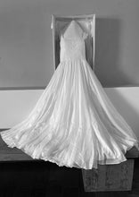 Load image into Gallery viewer, Pronovias &#39;AUREA BARCELONA&#39; wedding dress size-00 PREOWNED
