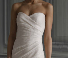 Load image into Gallery viewer, Monique Lhuillier &#39;Peony&#39; - Monique Lhuillier - Nearly Newlywed Bridal Boutique - 2
