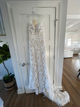 Load image into Gallery viewer, Blue by Enzoani &#39;LESLEY&#39; wedding dress size-04 NEW
