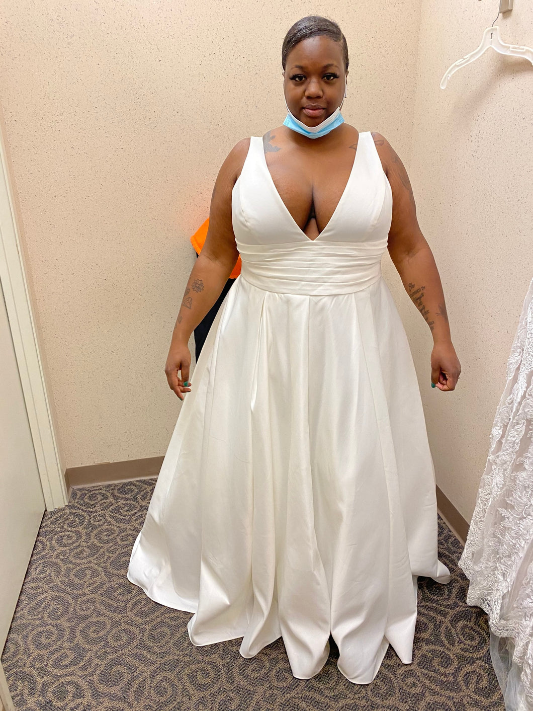 David's Bridal '9V3848' wedding dress size-24 NEW