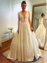 Load image into Gallery viewer, Modern Trousseau &#39;BENTLEY&#39; wedding dress size-00 PREOWNED
