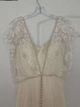 Load image into Gallery viewer, Catherine Deane &#39;Lita Gown&#39; wedding dress size-00 NEW
