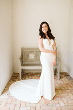 Load image into Gallery viewer, Ines Di Santo &#39;&#39;Cara&#39;&#39; wedding dress size-04 PREOWNED
