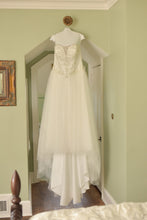 Load image into Gallery viewer, David&#39;s Bridal &#39;V3849&#39; wedding dress size-12 PREOWNED
