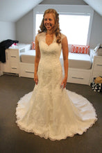 Load image into Gallery viewer, Premiere &#39;Lace keyhole back wedding dress&#39; wedding dress size-04 NEW
