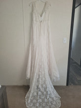 Load image into Gallery viewer, David&#39;s Bridal &#39;Ven Style&#39; wedding dress size-14 NEW
