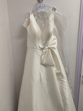 Load image into Gallery viewer, Essense of Australia &#39;D3586&#39; wedding dress size-08 NEW
