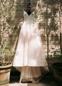 Monique Lhuillier 'Maeve' wedding dress size-06 PREOWNED