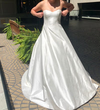 Load image into Gallery viewer, Romona Keveza &#39;L6132&#39; size 10 new wedding dress front view on bride
