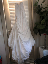 Load image into Gallery viewer, David&#39;s Bridal &#39;V3476&#39; wedding dress size-06 NEW

