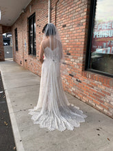 Load image into Gallery viewer, Chic Nostalgia &#39;601200239&#39; wedding dress size-04 NEW
