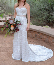 Load image into Gallery viewer, Martina Liana &#39;772&#39; size 6 used wedding dress front view on bride
