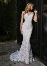 Load image into Gallery viewer, Beautiful, form-flattering, sparkling wedding dress!
