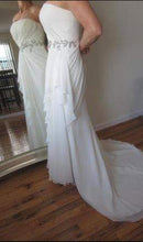 Load image into Gallery viewer, Vera Wang White &#39;Strapless Chiffon&#39; size 12 used wedding dress side view on bride
