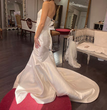 Load image into Gallery viewer, Pronovias &#39;Oberon&#39; wedding dress size-00 NEW
