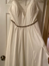 Load image into Gallery viewer, David&#39;s Bridal &#39;WG3985 Soft whi&#39; wedding dress size-14 NEW
