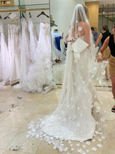Load image into Gallery viewer, Carolina Herrera &#39;Hunter &#39; wedding dress size-02 NEW

