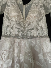 Load image into Gallery viewer, Galina Signature &#39;swg820&#39; wedding dress size-06 NEW
