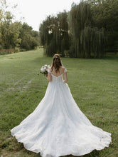 Load image into Gallery viewer, Allure Bridals &#39;C570&#39; wedding dress size-06 PREOWNED
