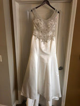 Load image into Gallery viewer, Casablanca &#39;2141&#39; size 6 new wedding dress front view on hanger
