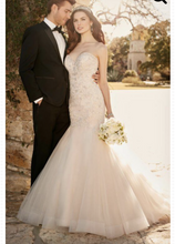 Load image into Gallery viewer, Essence of Australia &#39;D2195&#39; size 12 used wedding dress side view on model
